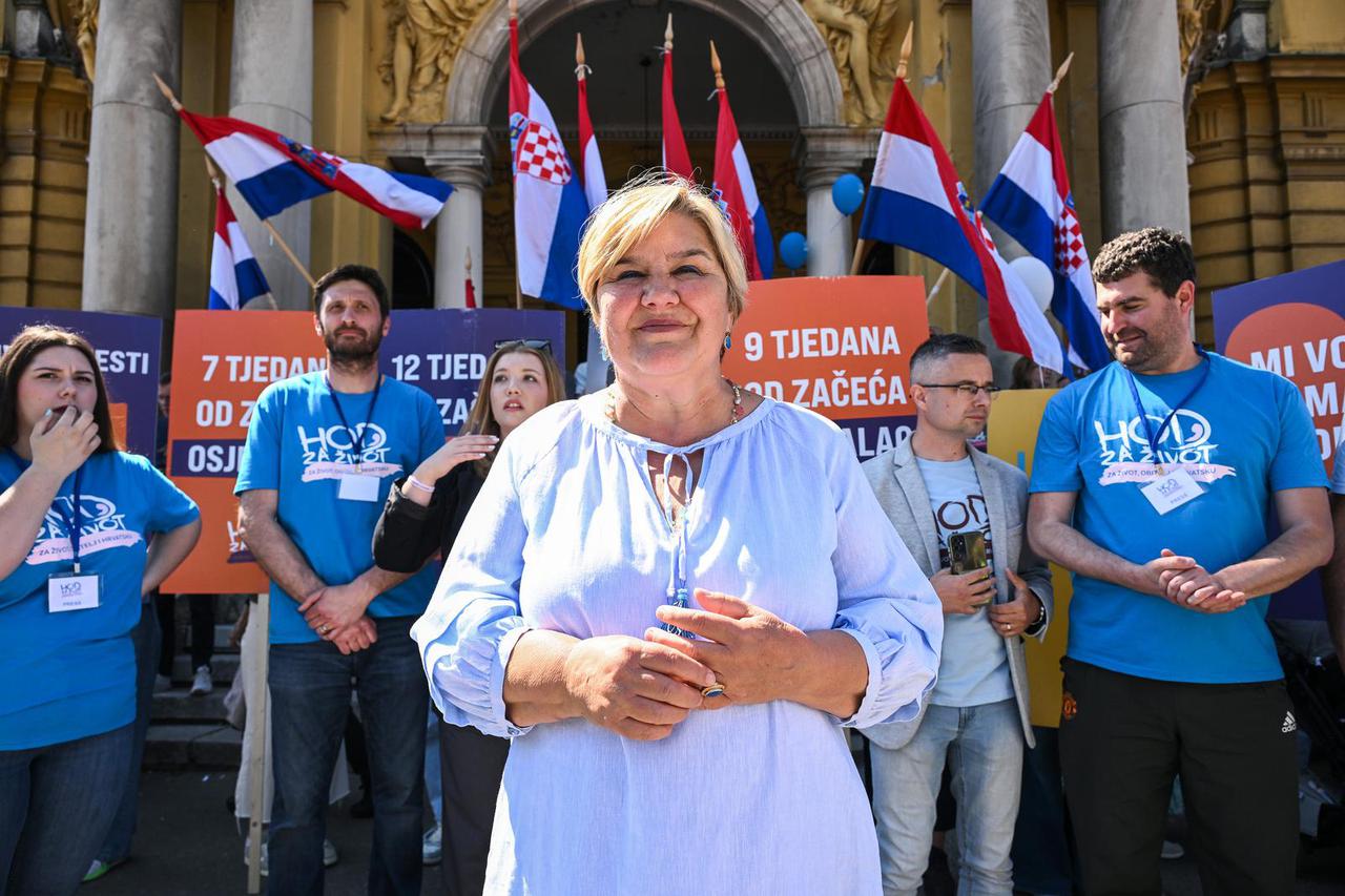 Zagreb: Okupljanje sudionika Hoda za život ispred HNK