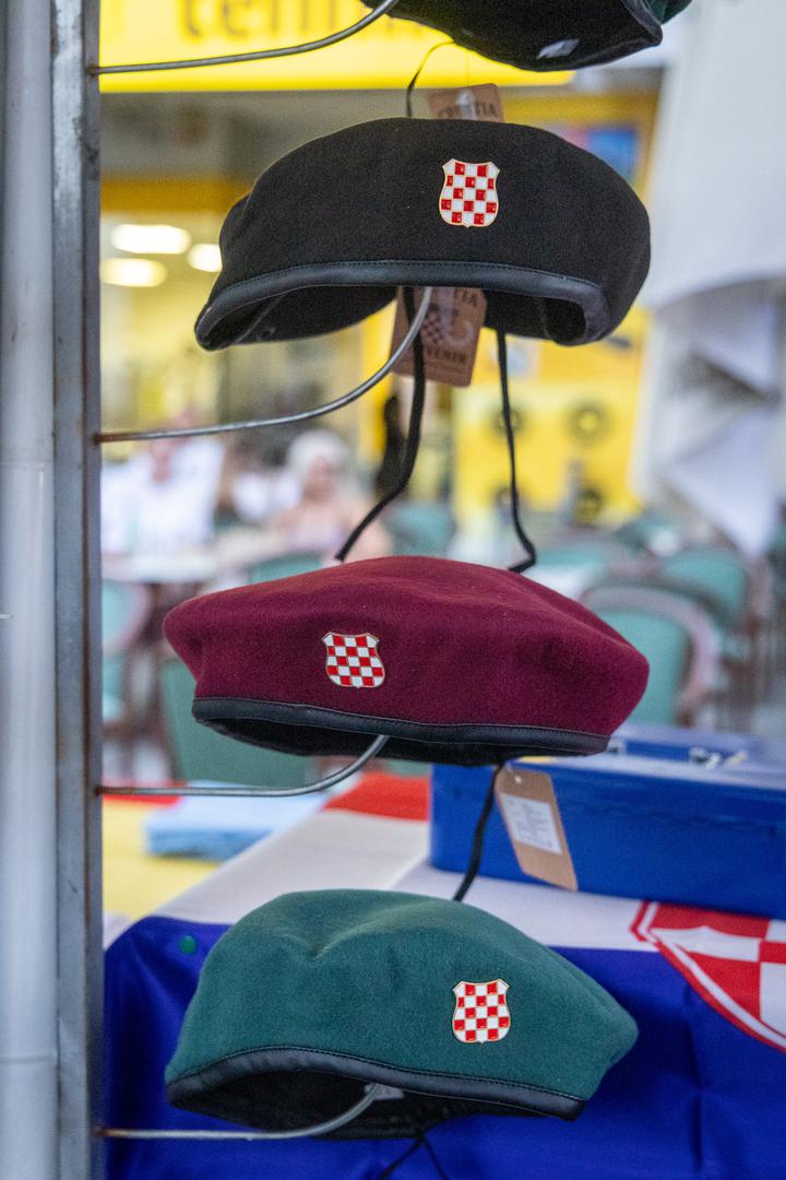 Koncert ima i humanitarni karakter. Nakon podmirenja troškova organizacije, ostvarena dobit bit će usmjerena na završetak Studentskog doma Salezijanaca u Zagrebu te donatorsku kampanju „I ti si Vukovar“ za izgradnju Stadiona 12 hrvatskih redarstvenika.