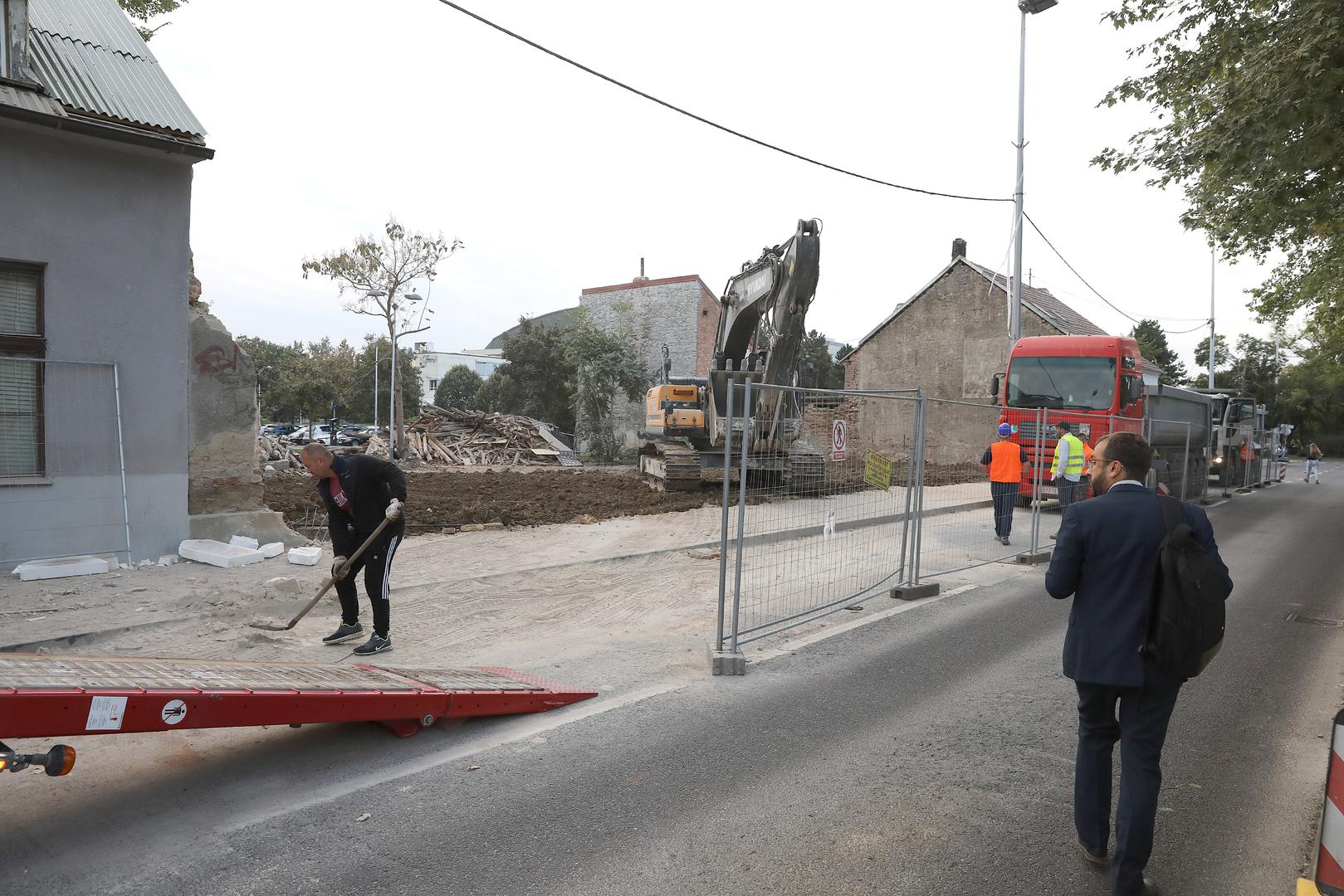 Na prostoru srušenih kuća na adresama Paromlinska 15, 17 i 21 trebao bi niknuti trg i zeleni park budućeg kompleksa novog Paromlina čija bi gradnja, obećali su gradski oci, trebalan početi do kraja madata. 