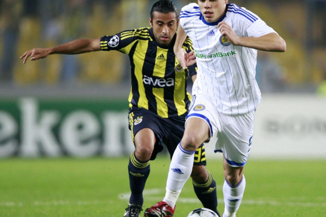\'Fenerbahce\'s Claudio Maldonado (L) is outrun by Dynamo Kiev\'s Ognjen Vukojevic during their Champions League soccer match at Sukru Saracoglu Stadium in Istanbul, September 30, 2008.    REUTERS/Fat