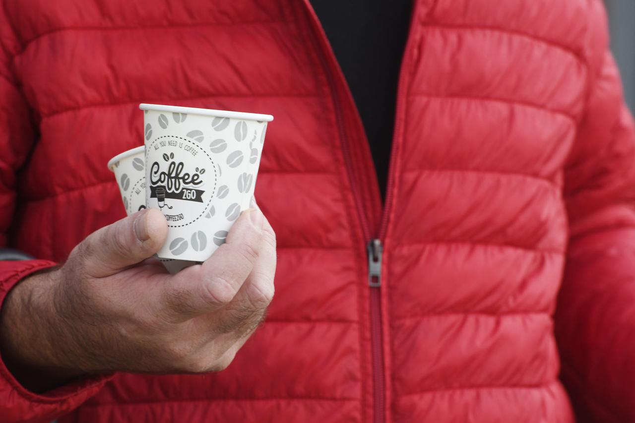 Šibenik: Građani strpljivo čekaju svoju kavu za van