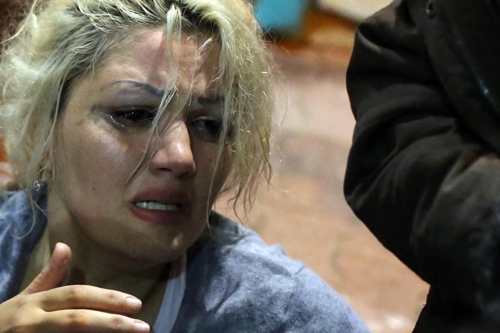 S druge strane stajala je brojna slovenska interventna policija, opremljena štitnicima, palicama, vodenim topovima i oklopnim vozilima.