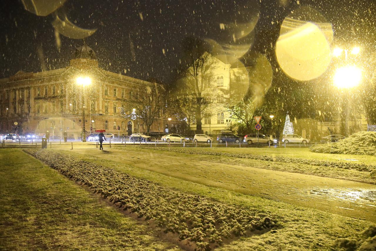 U Delnicama napadalo 40 centimetara snijega, otežan promet kroz mjesto 