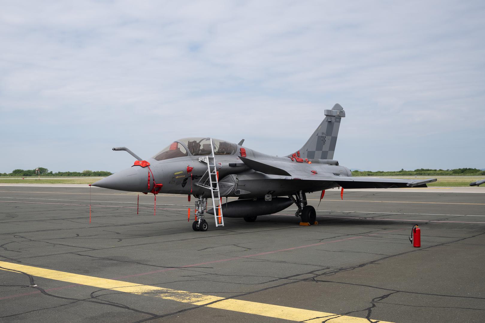 Za brojne posjetitelje organiziran je i bogat letački program, a ministar Anušić je pojasnio zašto u njemu neće sudjelovati svih 12, nego samo dva naša Rafalea. "Nikada kompletna eskadrila ne leti, ta pravila su poznata ratnom zrakoplovstvu cijelog svijeta", dodao je. 