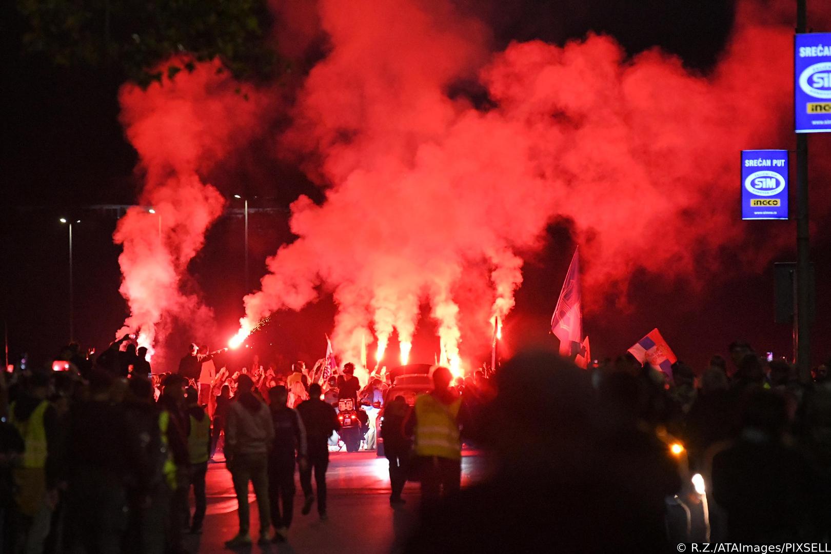 31, October, 2025, Novi Sad - A large number of citizens stand along the roadway on Bulevar Oslobodjenja in Novi Sad, welcoming students, pedestrians and cyclists who are coming to Novi Sad. Photo: R.Z./ATAImages 

31, oktobar 2025, Novi Sad - Veliki broj gradjana stoji uz kolovoz na Bulevaru oslobodjenja u Novom Sadu, docekujuci studente pesake i biciklste koji dolaze u Novi Sad. Photo: R.Z./ATAImages Photo: R.Z./ATAImages/PIXSELL