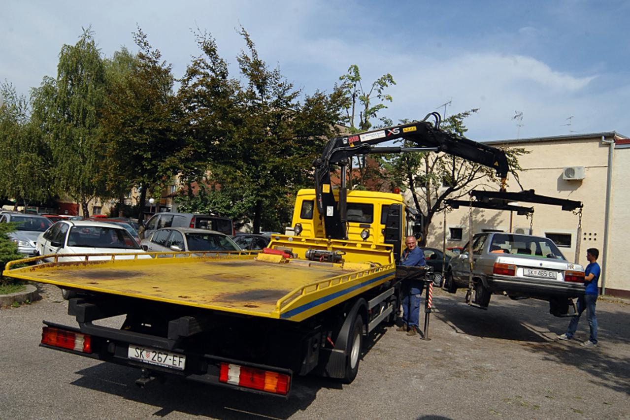 '12.09.2011., Sisak - Grad Sisak raskinuo je koncesijski ugovor za naplatu parkiranja sa tvrtkom Parkcom, a kako kazu u Gradu, novi koncesionar naplativati ce i, do sada besplatna, parkirna mjesta kod