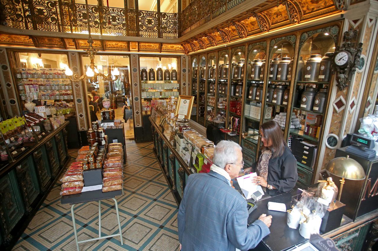 19.09.2015., Francuska, Lille, 27 Rue Esquermoise - Meert, najpoznatija slasticarna na sjeveru Francuske otvorena je 1761. godine.  Meert je cesto posjecivao general Charles de Gaulle, predsjednik francuske Fransoa Oland i drugi poznati i visoki duznosnic