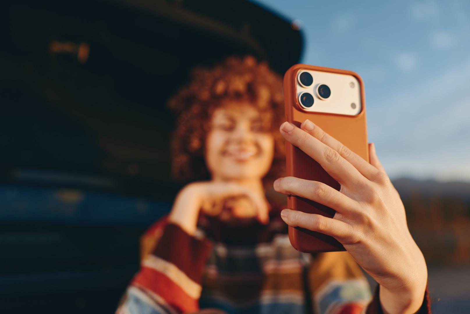 Podignite ekran i mobitel u visinu očiju: Dugotrajno gledanje prema dolje može pogoršati položaj vrata i dodatno naglasiti područje ispod brade. Računalni ekran trebao bi biti približno u visini očiju, a mobitel je bolje podići prema licu nego stalno spuštati glavu prema rukama. 