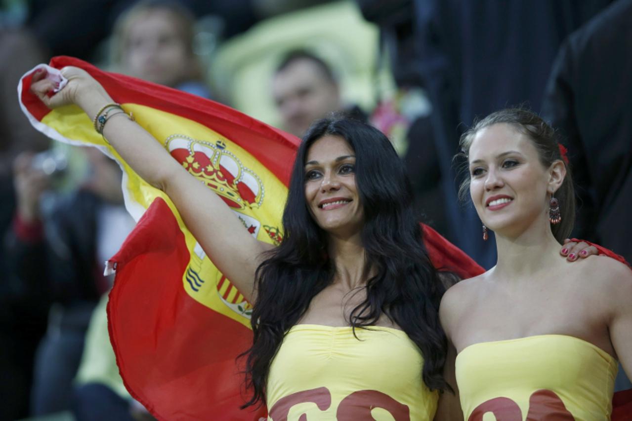 'Spanish supporters cheer before their Group C Euro 2012 soccer match against Ireland at the PGE Arena in Gdansk, June 14, 2012.    REUTERS/Juan Medina (POLAND  - Tags: SPORT SOCCER)  '