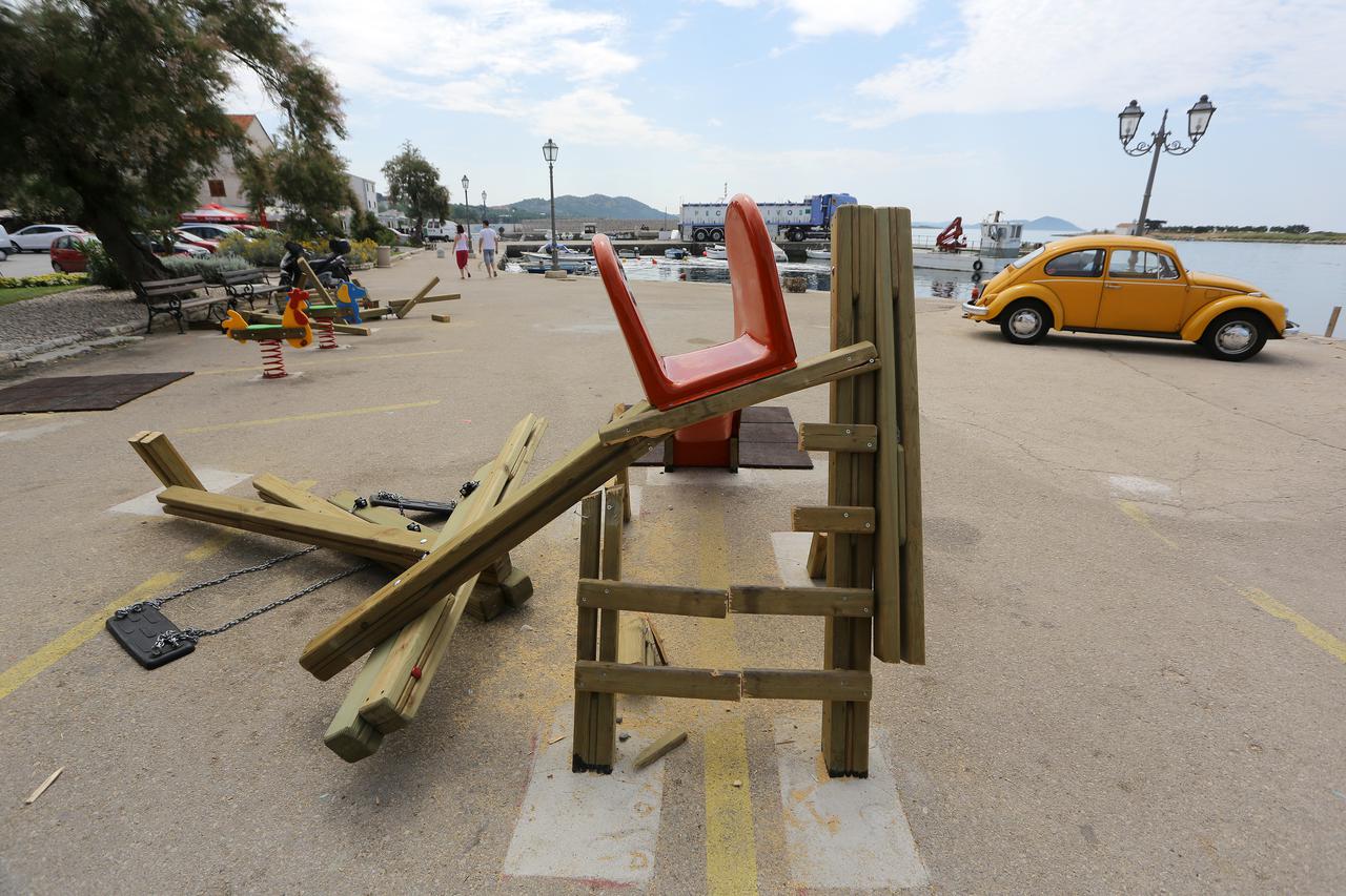 Motorkom prepilila dječje igralište