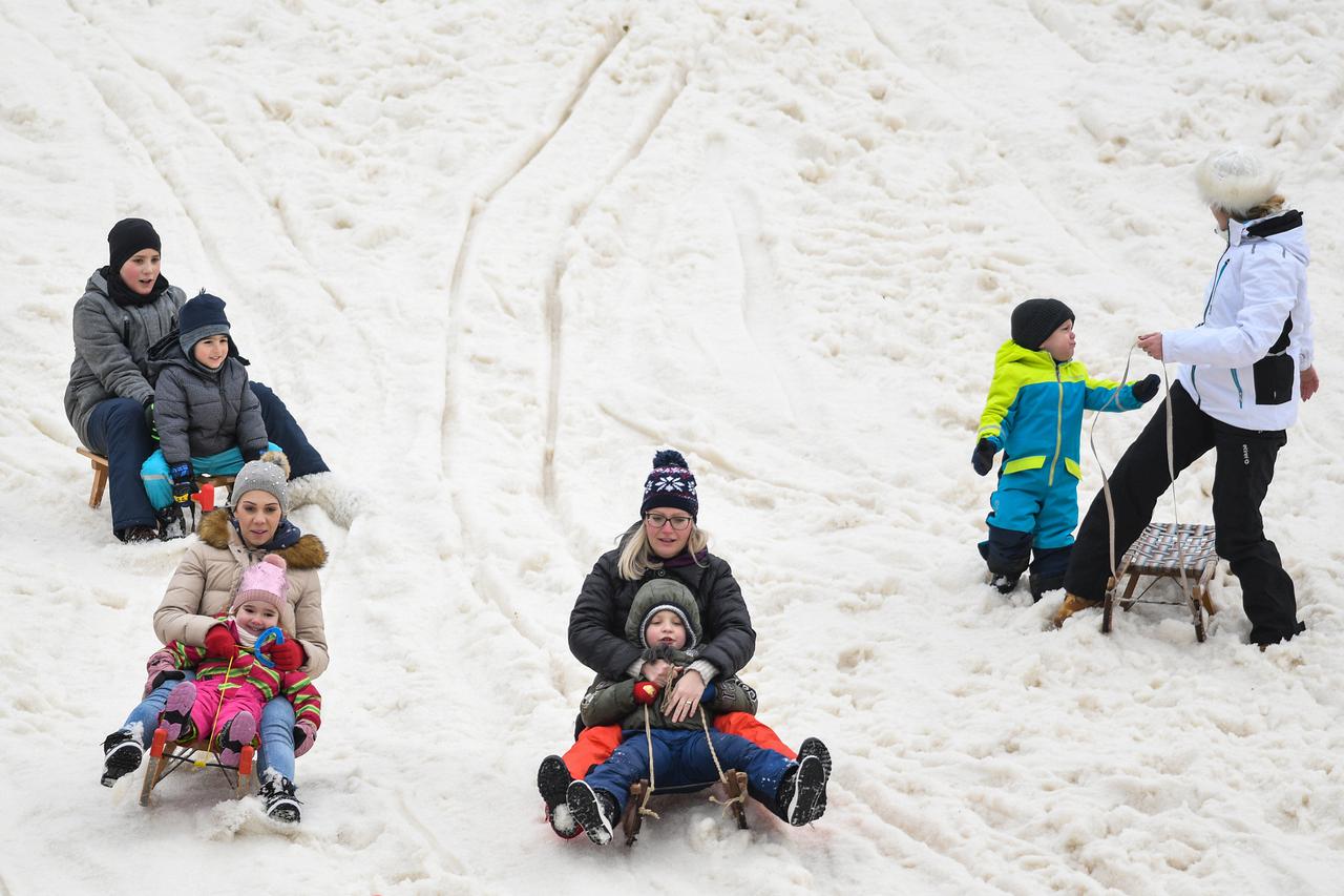 Zagreb: Gužva na novootvorenom sanjkalištu na Cmroku