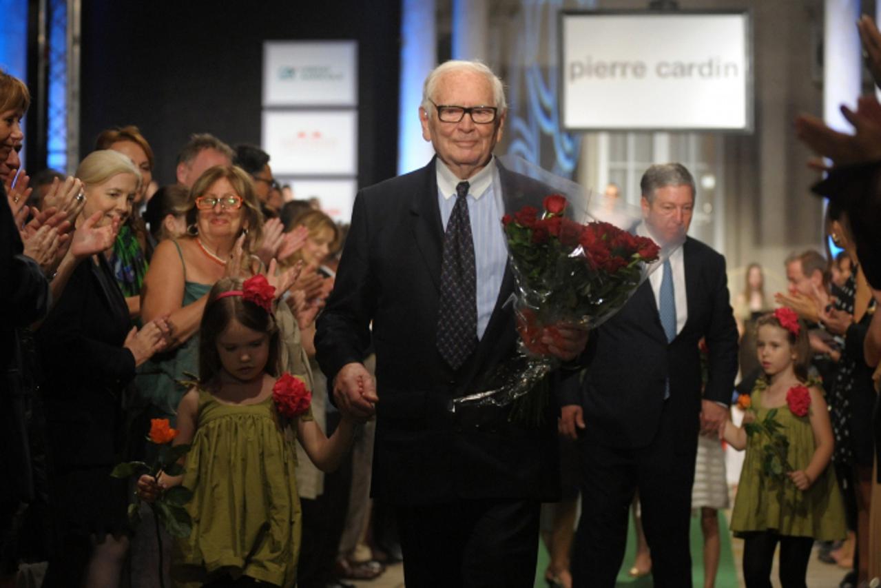 'French designer Pierre Cardin holds roses late on June 9, 2012 after presenting his haute couture collection at Serbia\'s royal palace in Belgrade.   AFP PHOTO / ALEXA STANKOVIC'