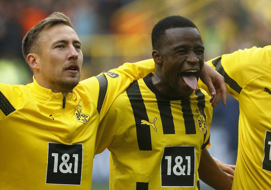 Bundesliga - Borussia Dortmund v Schalke 04