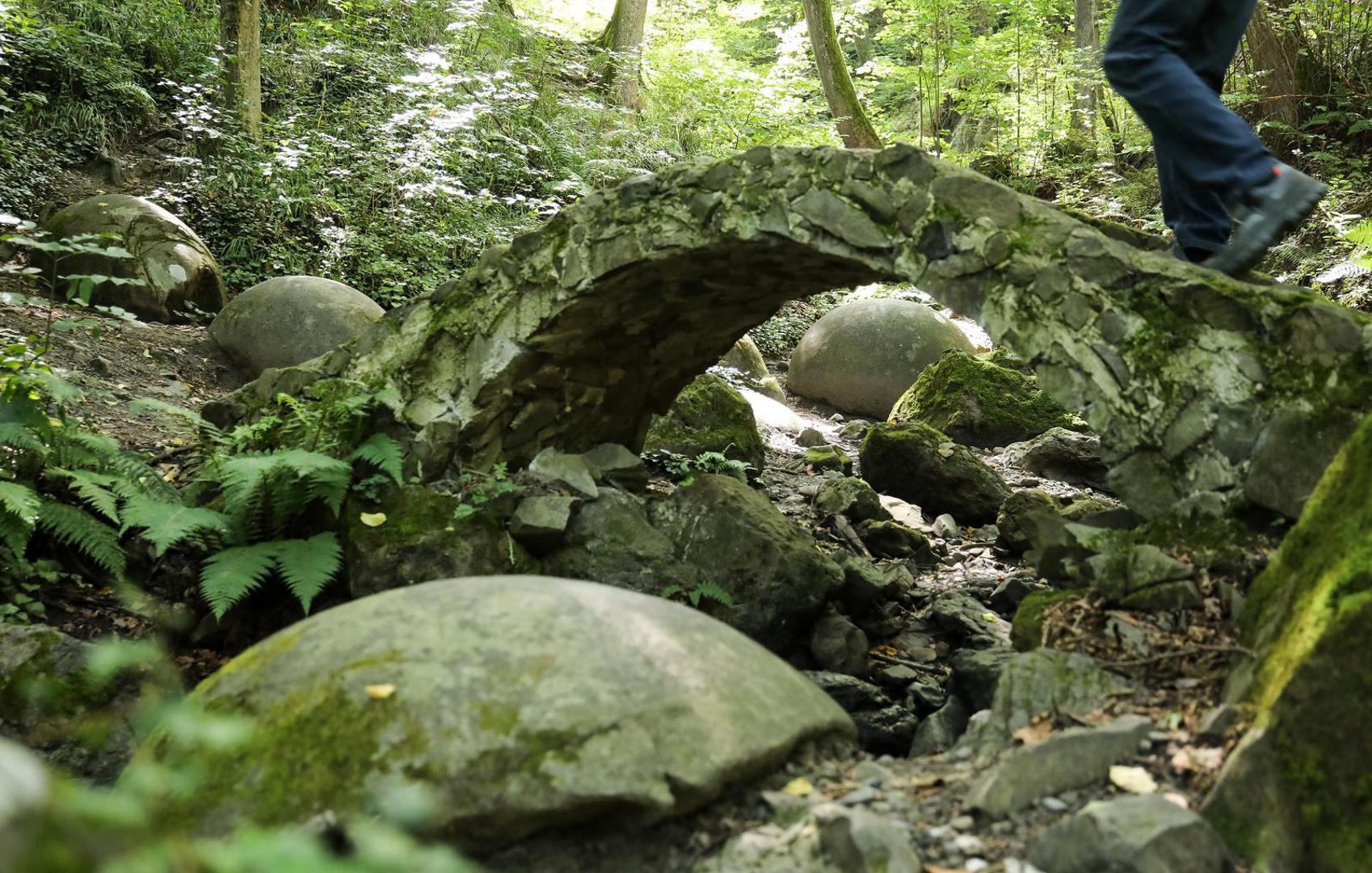 09.08.2023., Zavidovici, Bosna i Hercegovina moze se pohvaliti necim sto se moze pronaci na jos vrlo malo lokacija u svijetu, kamenim kuglama u Zavidovicima. Ovo najvece nalaziste kamenih kugli u Europi, i najmisterioznije mjesto u citavoj zemlji, s obzirom na to da niko sa sigurnoscu ne moze reci kako su ove kugle savrseno preciznog oblika, koje izgledaju kao da ih je neko nacrtao, dospjele na ovo mjesto. Do danas ih je pronadjeno oko 60, od kojih je 11 sacuvano u odlicnom stanju i sve su poredane uz potok u sumi i nalaze se blizu jedna druge. Vjeruje se kako su kamene kugle veliki izvor pozitivne energije a vec slicne postoje u Meksiku, Kostarici i nekim drugim zemljama Juzne Amerike. Photo: Emica Elvedji/PIXSELL