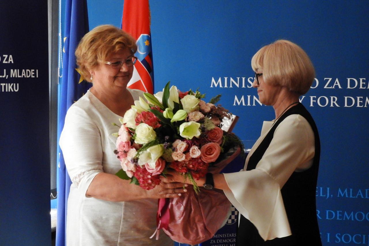 Dr. Vesna Bedeković, novoimenovana ministrica za demografiju, obitelj, mlade i socijalnu politiku  preuzela je danas dužnost od  Nade Murganić.