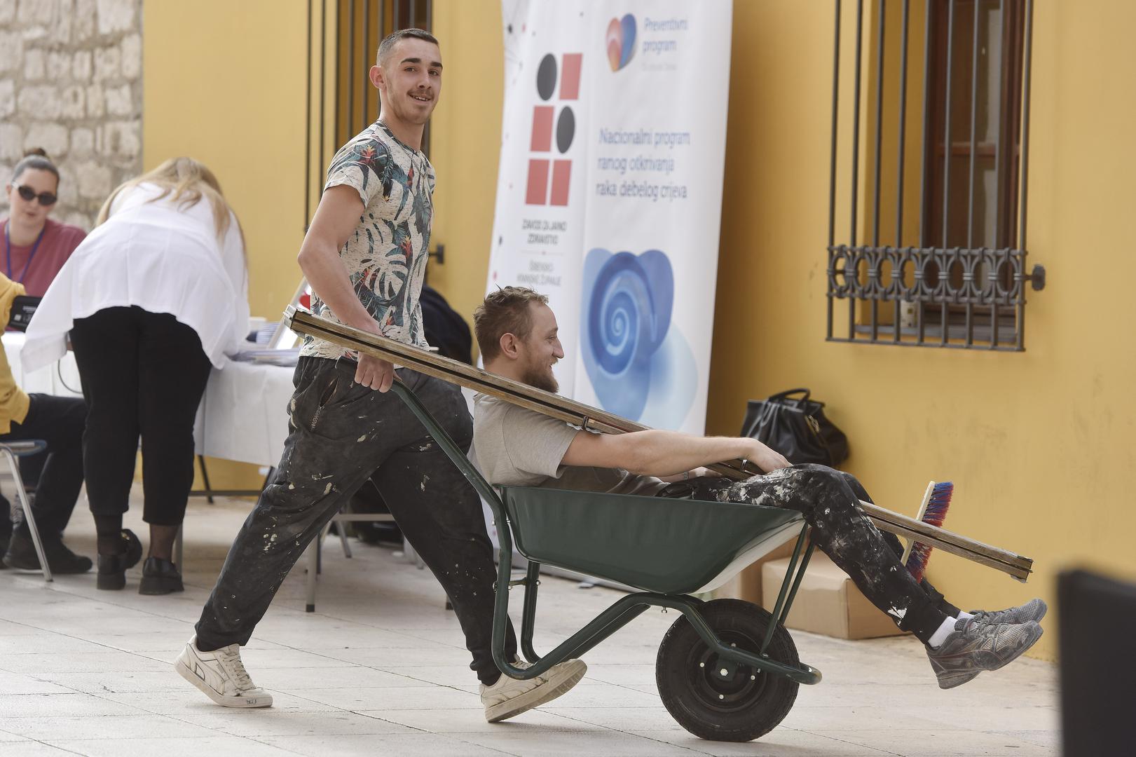 Jedan je mladić drugoga, naime, vozio u građevinskim kolicima čime su privukli brojne poglede. 