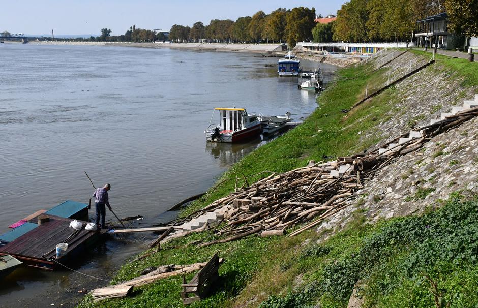 Slavonski Brod: Umirovljenik Zlatko Suman prikuplja drva za ogrijev iz naplavina koje donosi Sava
