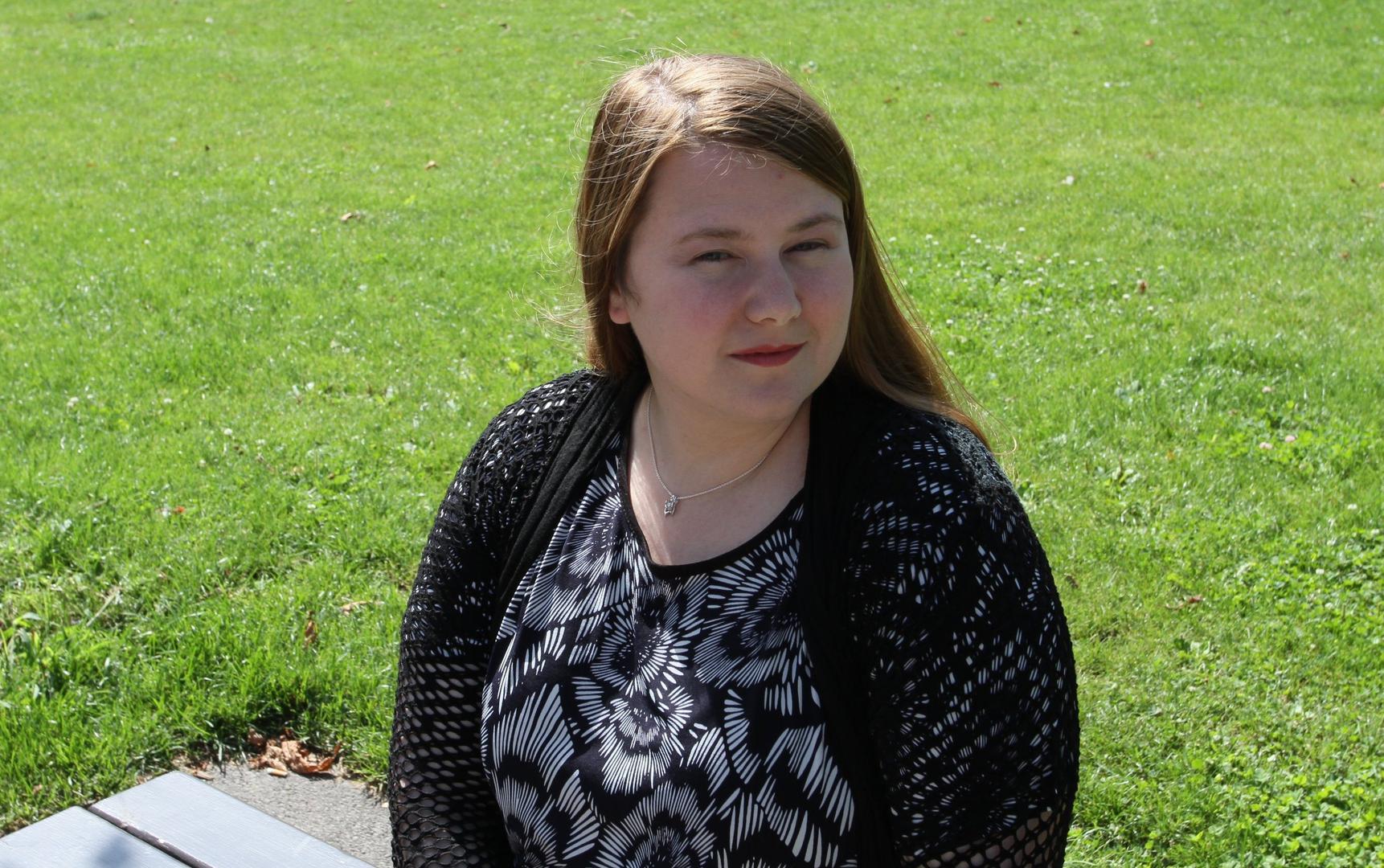 U knjizi piše kako je na internetskim forumima imala "tisuće neprijatelja" od kojih je trpjela zlostavljanje i napade.