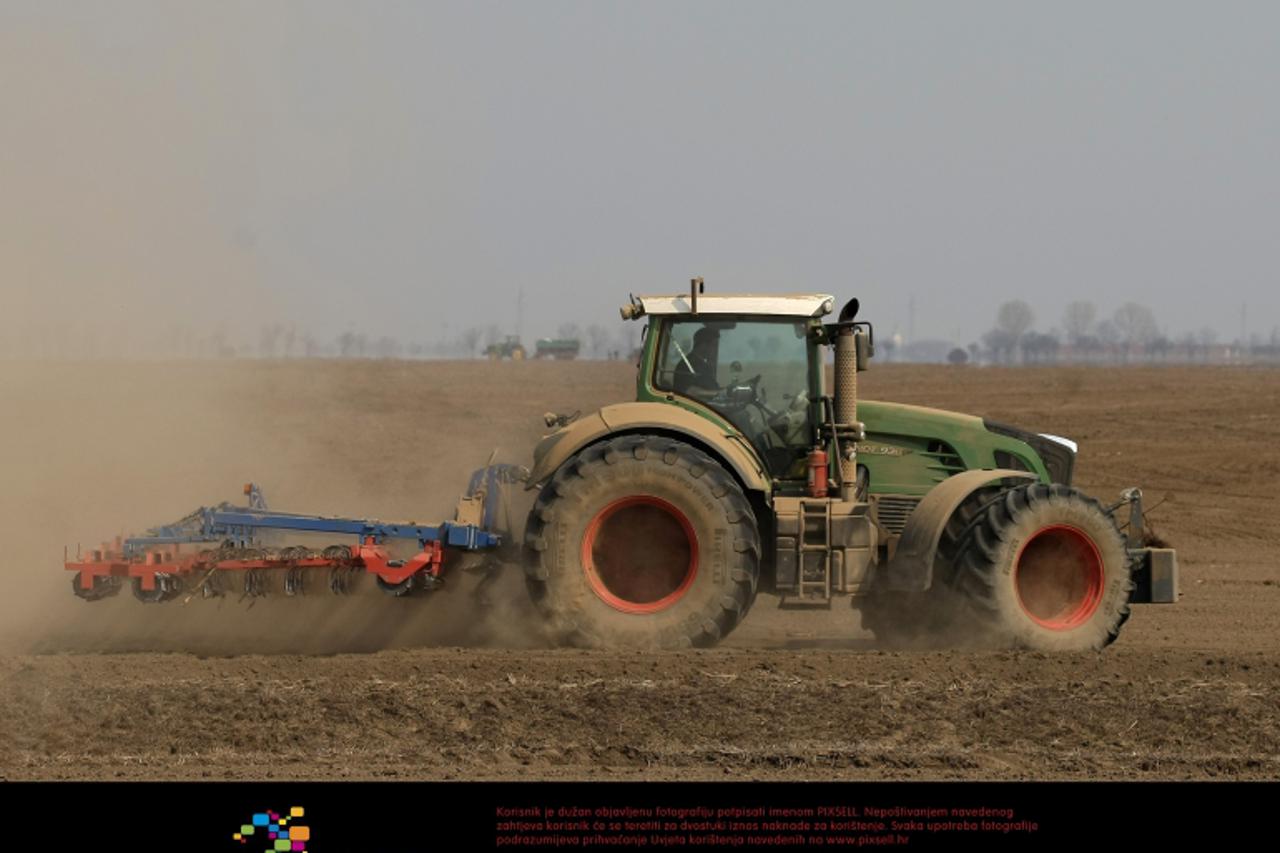 '23.03.2012, Beli Manastir - Na Baranjskim poljima pocela je priprema za proljetnu sjetvu. Photo:Davor Javorovic/PIXSELL'
