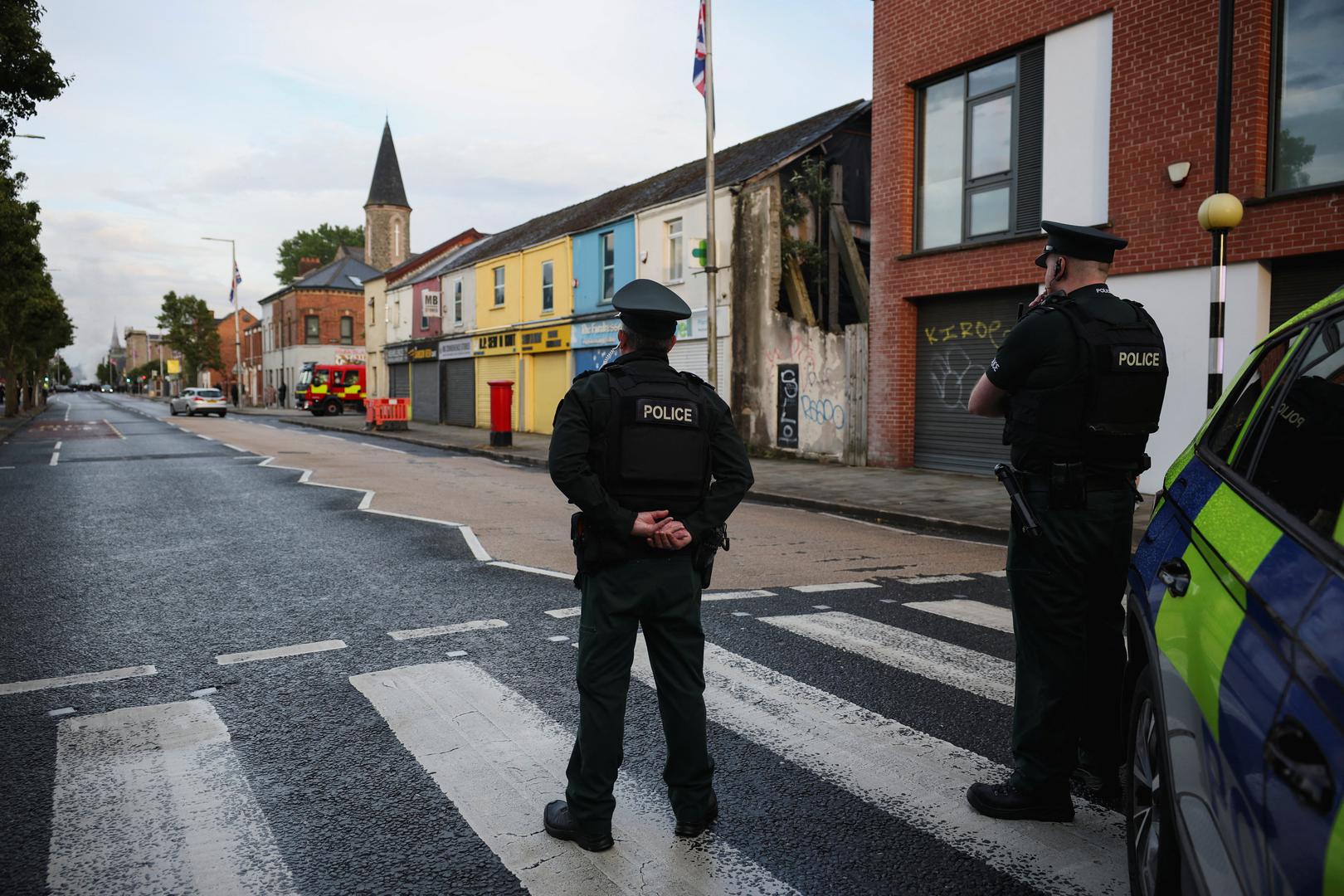 Neredi su izbili nakon brutalnog napada nožem u četvrti Kinnaird Avenue u sjevernom Belfastu u ponedjeljak navečer. Na društvenim mrežama pojavila se snimka na kojoj se vidi kako napadač imigrant više puta ubada žrtvu u glavu. 