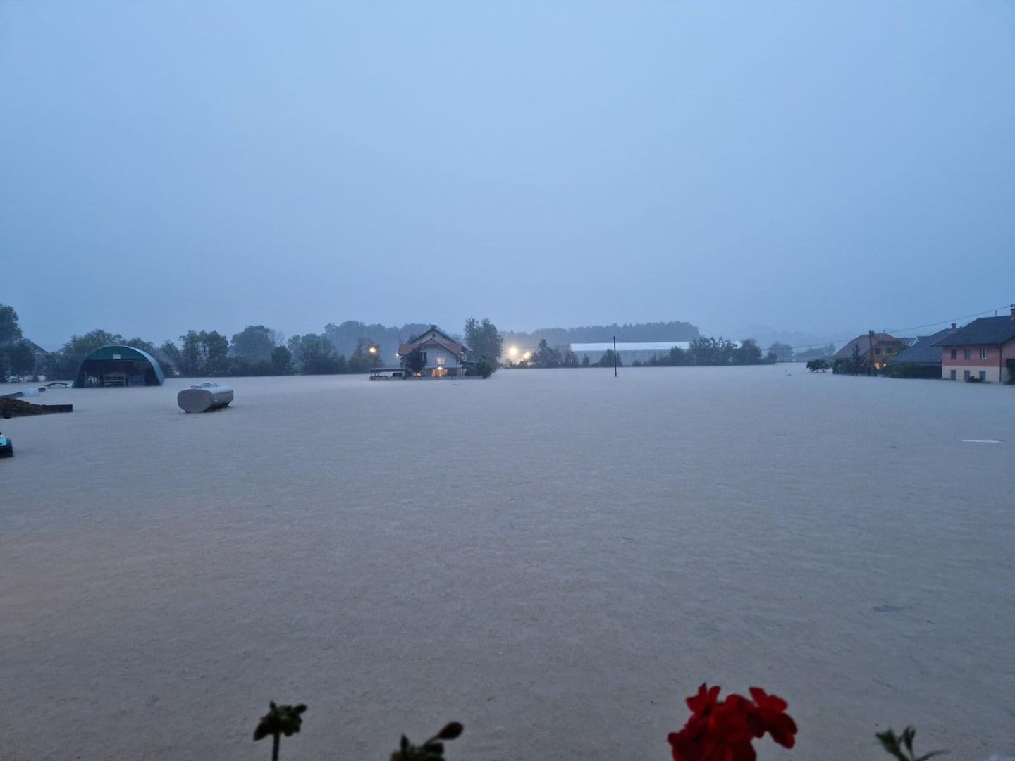 Počele su plaviti bujice i vodotoci, a očekuju se i poplave Krke, Save, Drave i Dravinje, rekao je hidrolog Janez Polajnar. Oborine će se nastaviti i tijekom dana, teški uvjeti danas se očekuju na jugoistoku Slovenije