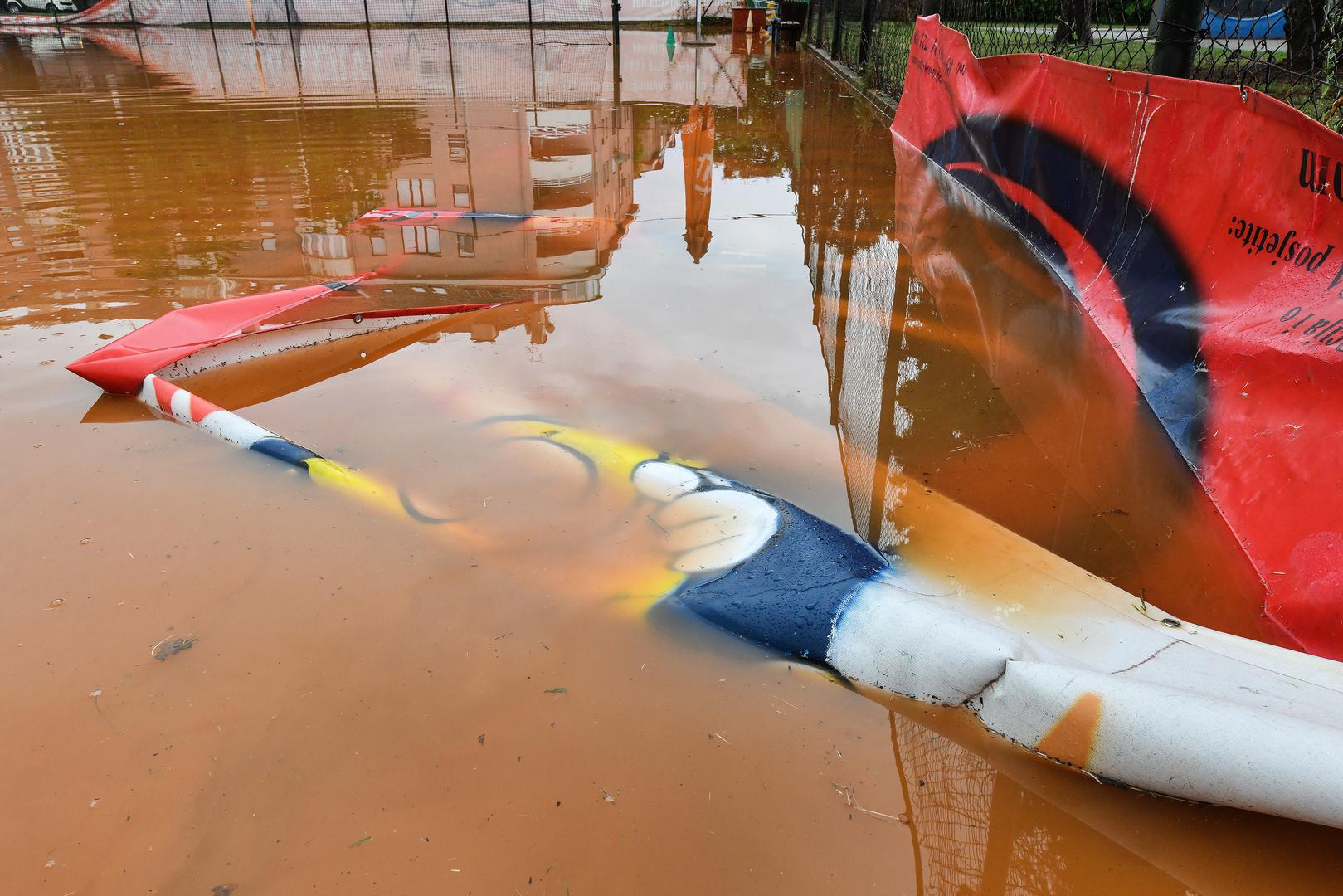 Nevrijeme praćeno tučom na teniskim terenima Ravnice prouzročilo je veliku štetu.