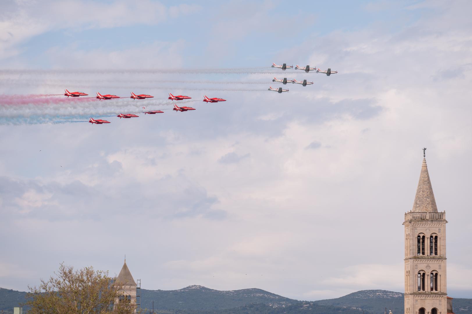 Akrobatske skupine Krila Oluje i Red Arrows izvele su u utorak formacijski let iznad Zadarske županije u povodu 75. obljetnice NATO saveza i 15. obljetnice ulaska Republike Hrvatske.