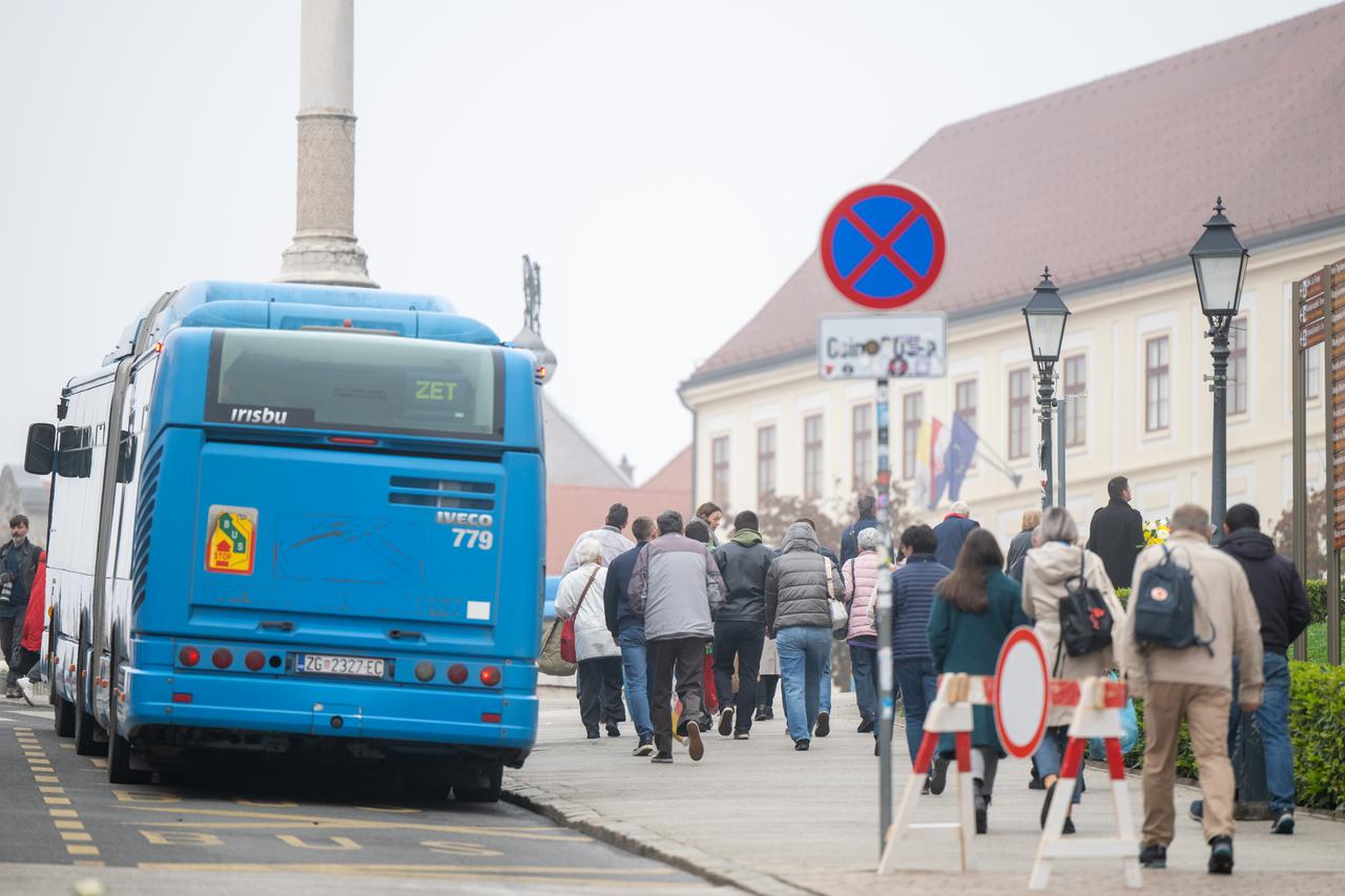 Zagreb: Gužve prema gradskim grobljima zbog besplatnog javnog prijevoza