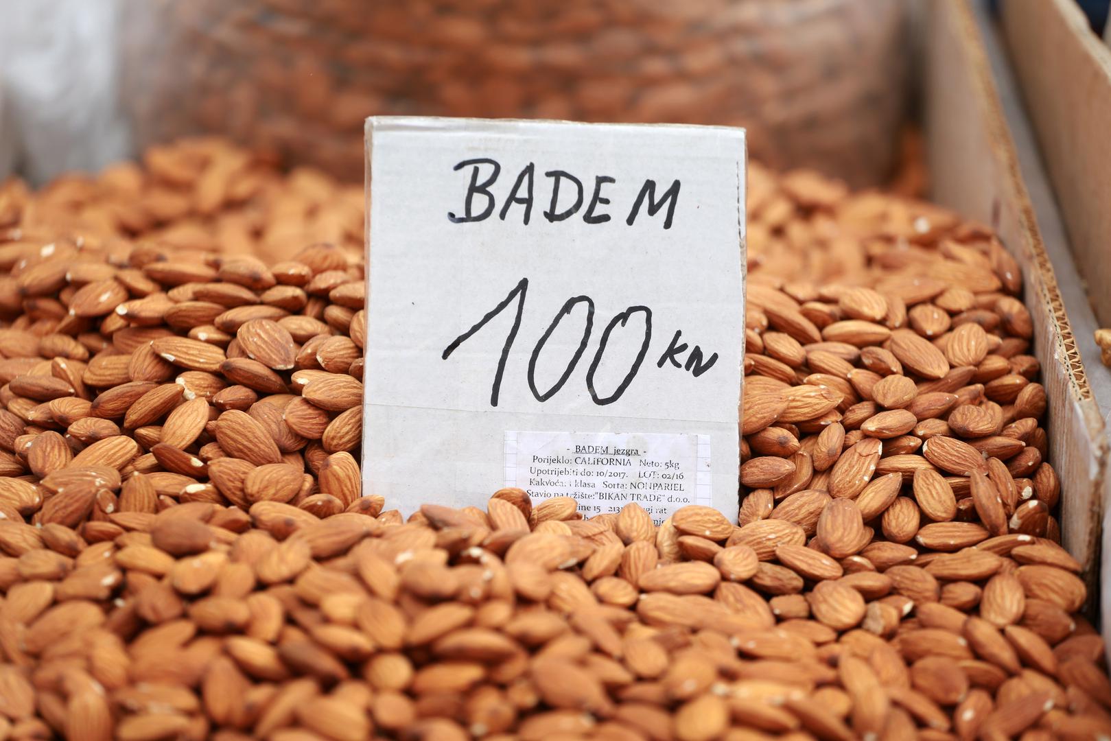 2. Za BADEME se odavno tvrdi da povećavaju strast, djeluju kao seksualni stimulans i pomažu podizanju razine plodnosti. Kao i šparoge, bademi su hranjivi i bogati mineralima poput cinka i selena koji su važni za seksualno zdravlje i reprodukciju.