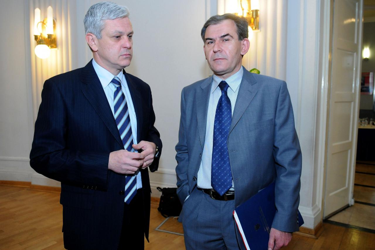 '13.04.2010., Zagreb - U HND - u se odrzao okrogli stol o registru branitelja pod nazivom Hrvatski branitelji - temelj hrvatske neovisnosti ili borci za privilegije. Tomislav Ivic,Zoran Komar Photo: A