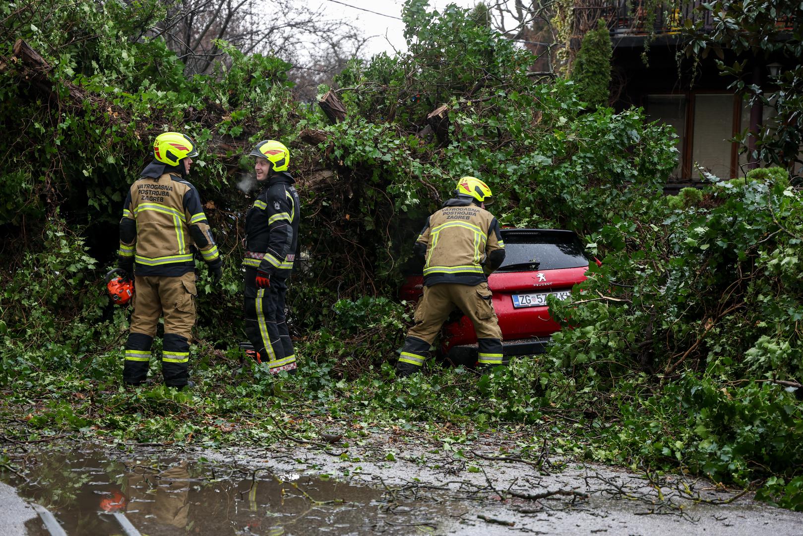 – Ispilili smo polovicu stabla do sadaa – naveli su iz Vatrogasne postrojbe Grada Zagreba.