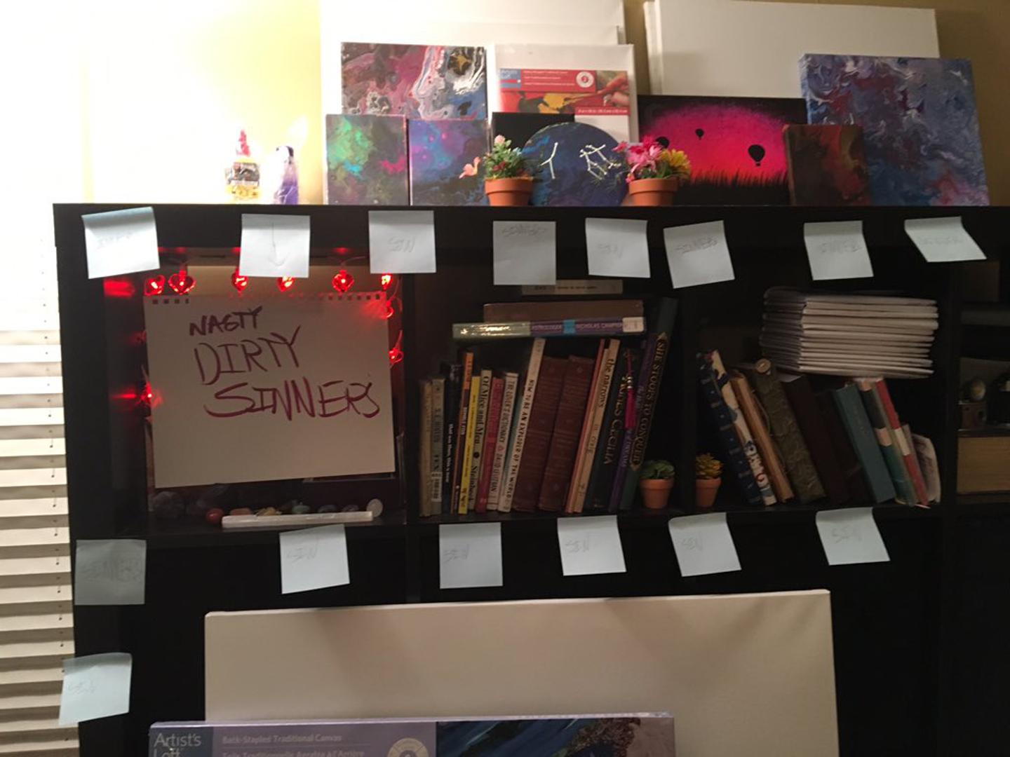 Nakon seksa, par je otišao van, a kada su se vratili kući zatekle su ih naljepnice po cijeloj kući.