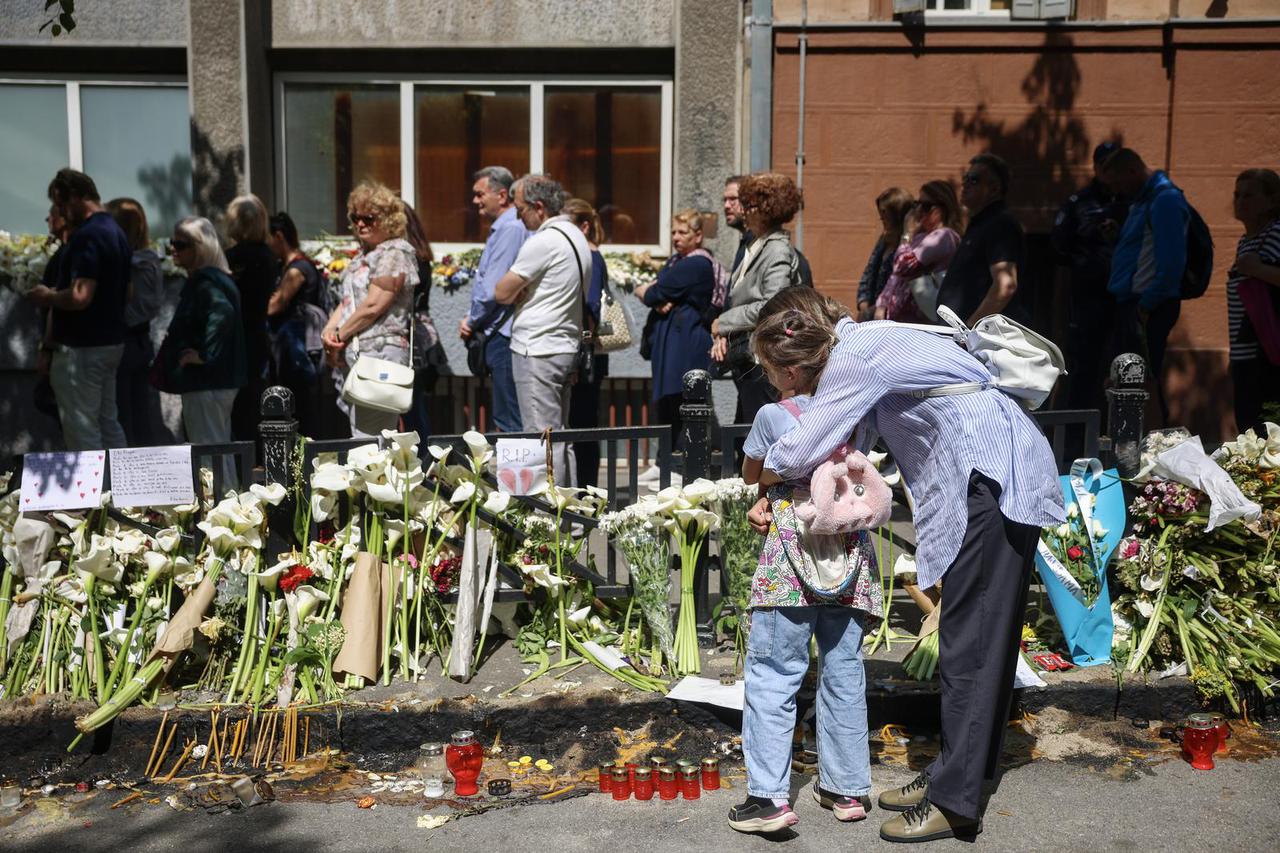 Beograd: I danas se veliki broj građana upisuje u knjigu žalosti u Osnovnoj školi "Vladislav Ribnikar”