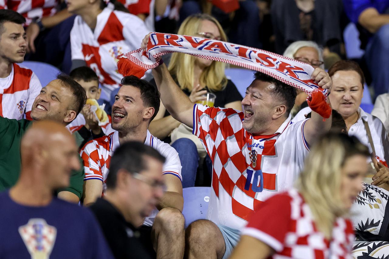 Atmosfera na tribinama tijekom susreta Hrvatske i Crne Gore u kvalifikacijama za Svjetsko prvenstvo