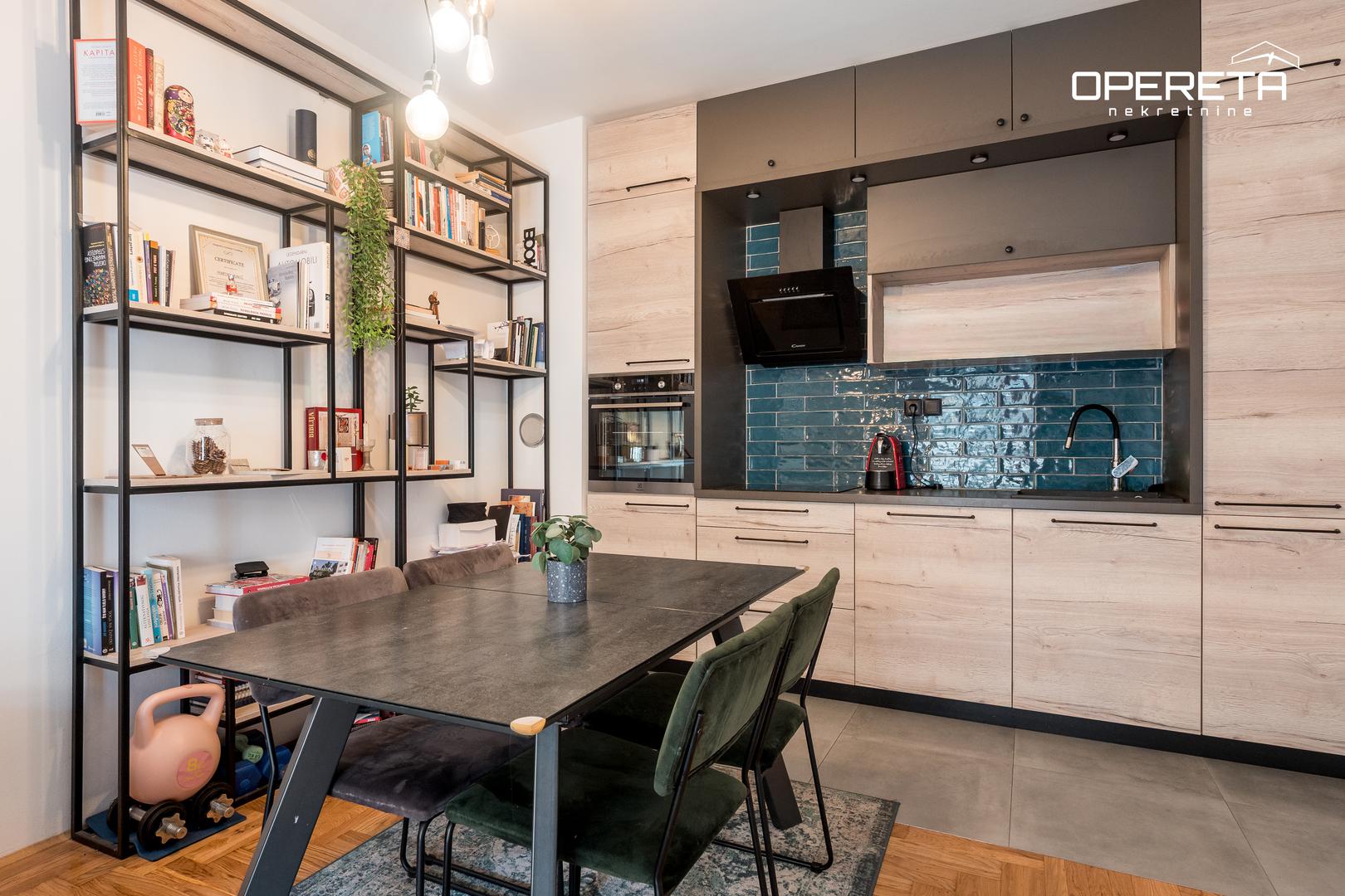 Renoviran je prije tri godine, a prodaje se namješten i opremljen, baš ovako kako je prikazan na fotografijama