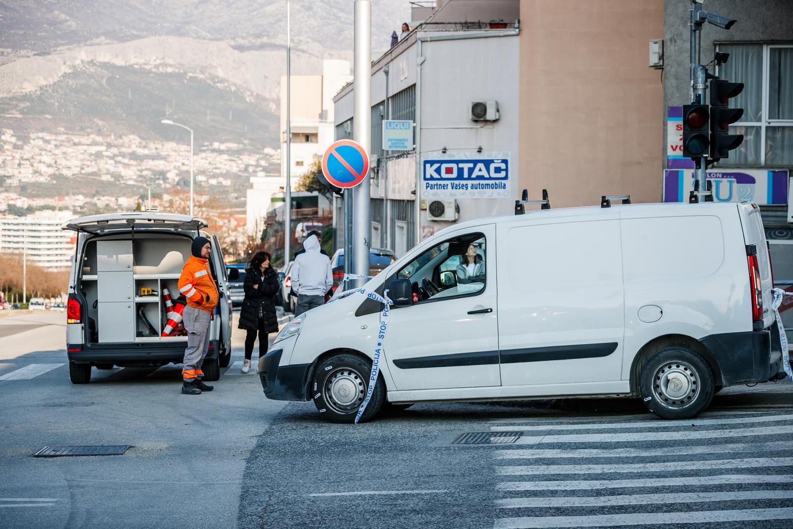 17.02.2025., Split - Na krizanju Vukovarske i Ninske ulice, kombi vozilo je naletilo na petero djece koja su prevezena u bolnicu. Photo: Zvonimir Barisin/PIXSELL