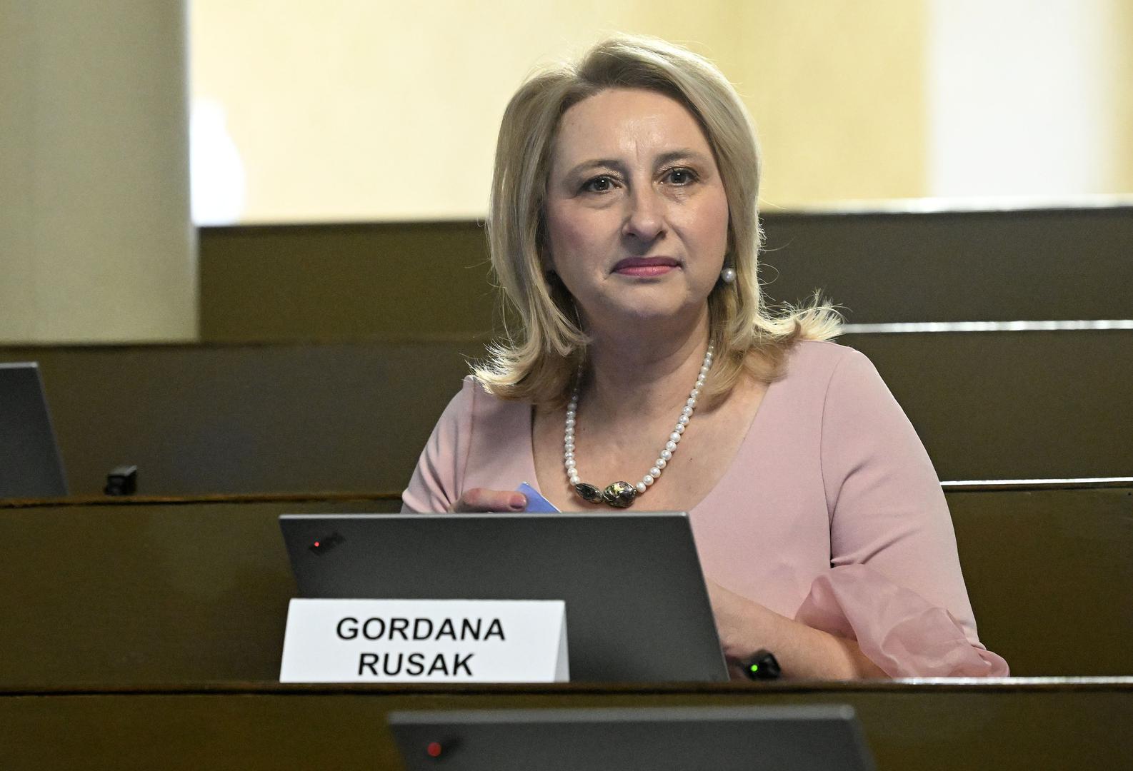 Naime, Google smatra kako ona sliči upravo Ankici Gudeljević, bivšoj ministrici civilnih poslova BiH, ali je Google ponudio fotografiju s - maskom!