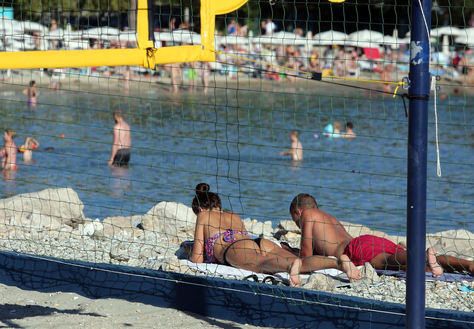 Turisti uživaju na crikveničkim plažama u moru, suncu i sportovima na moru.