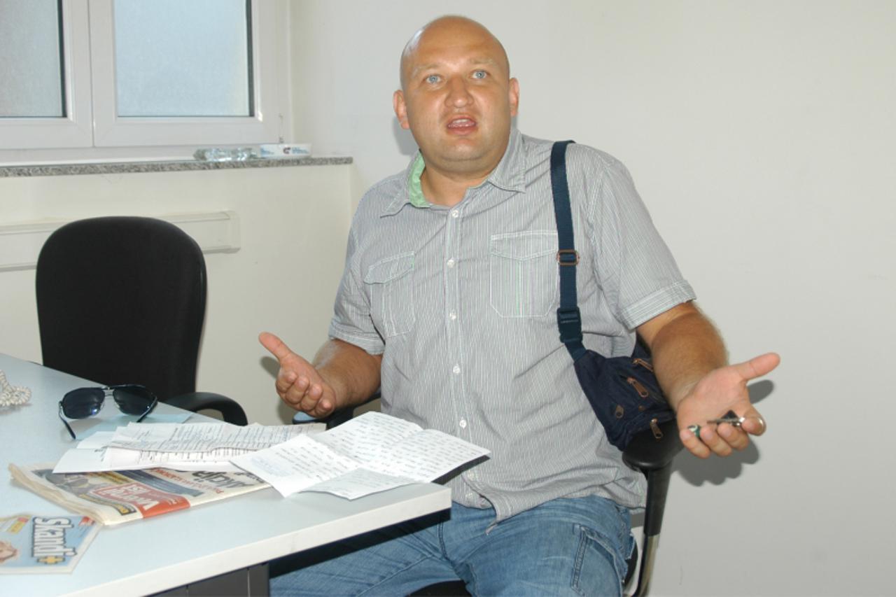 '19.07.2010., Bjelovar - Ivica Ilicic iz Bjelovara zali se na neutemeljeno privodjenje od strane djelatnika PU bjelovarsko-bilogorske, jer na poziv u pomoc umjeto hitne pomoci na vrata su mu zakucali 