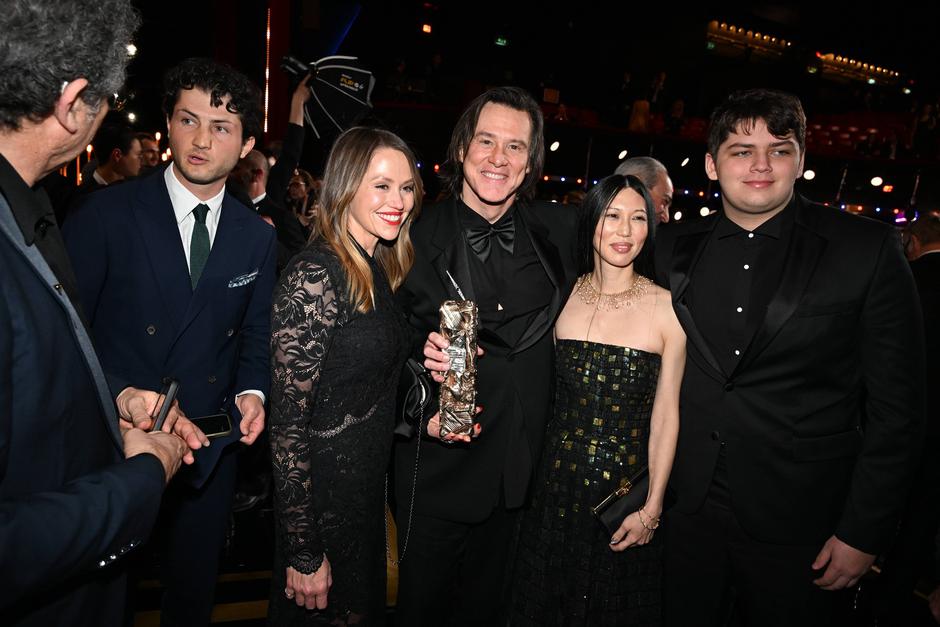 Jim Carrey  s kćeri Jane, unukom Jacksonom i suprugom Min Ah na dodjeli nagrada César