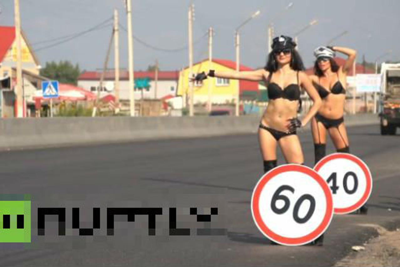 Ruska kampanja za sigurnost u prometu s djevojkama u toplesu