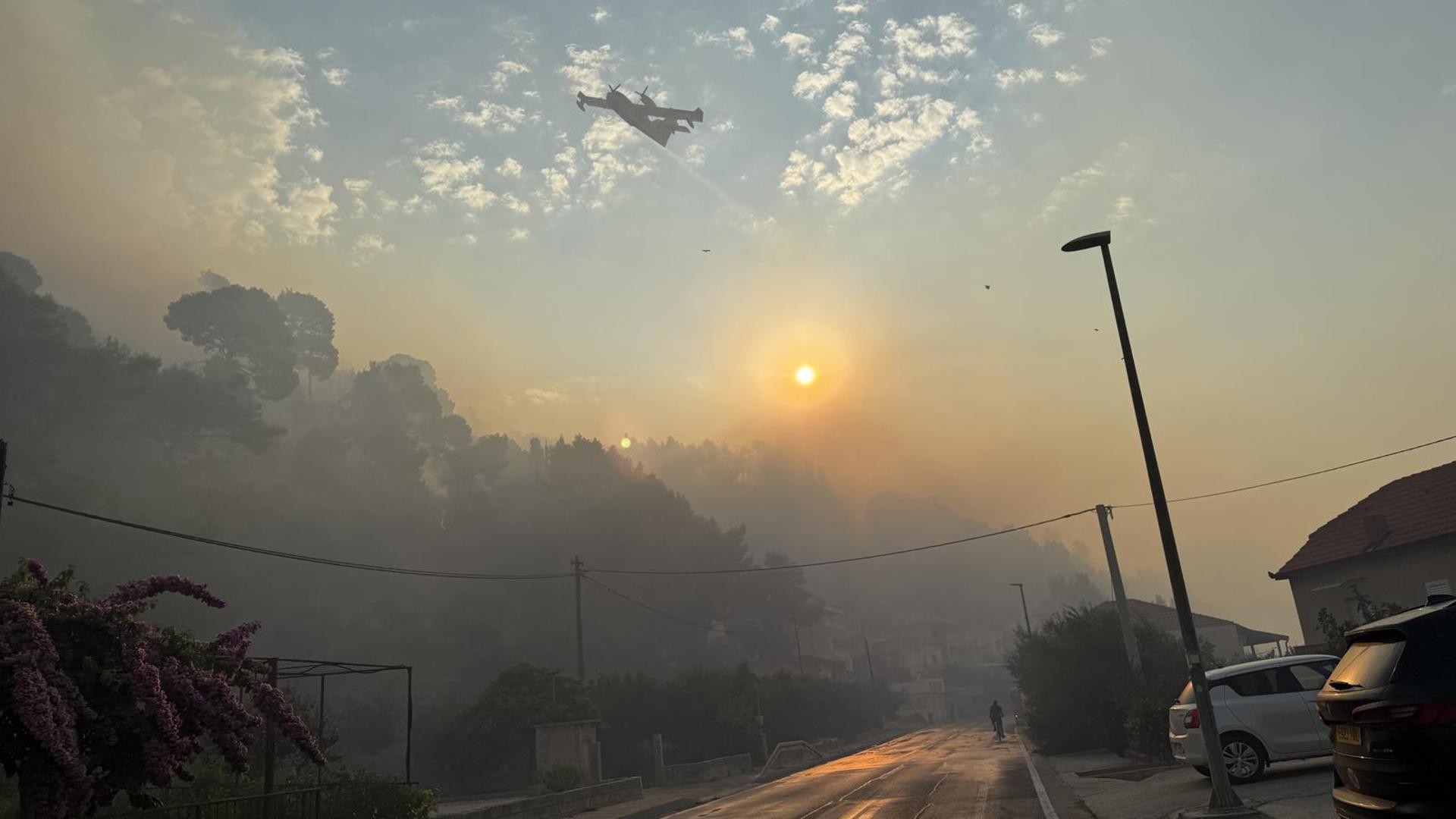 11.08.225., Krilo Jesenice - Veliki požar iznad Krila Jesenice gasi više od 100 vatrogasaca Photo: Ivo Cagalj/PIXSELL