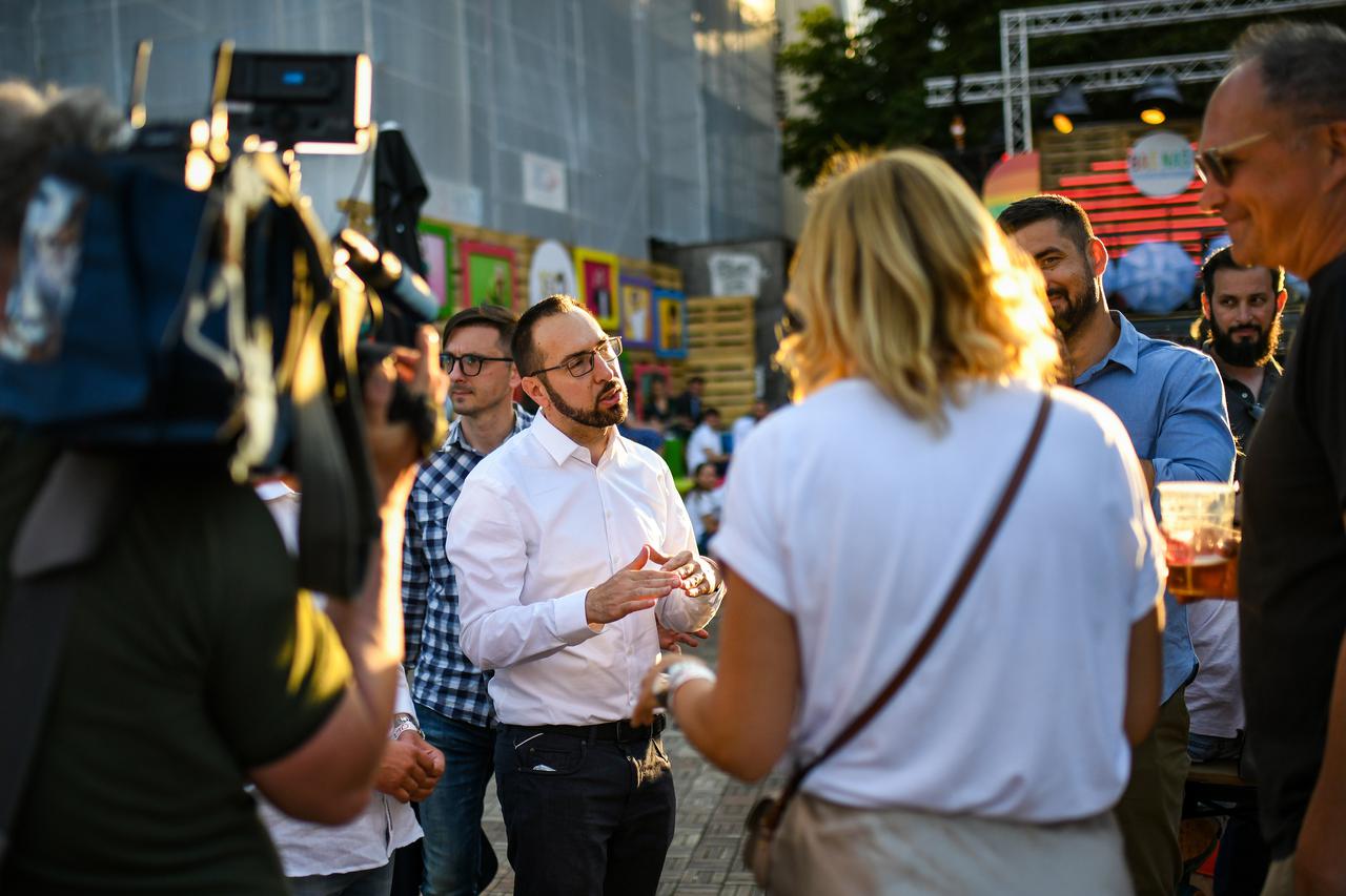U Zagrebu je počeo Baš Naš festival, na otvorenje stigli mnogi poznati i gradonačelnik Tomašević