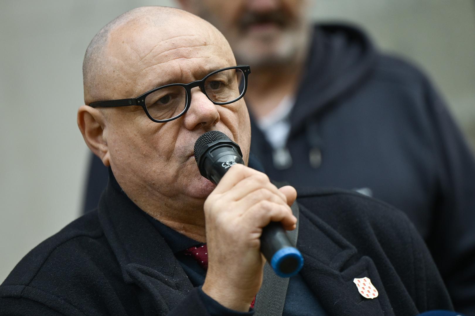 Anka Mrak Taritaš na Facebooku je napisala kako je legitimno izražavati nezadovoljstvo