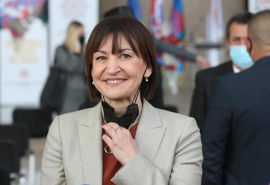 Zagreb: Jelena Pavičić Vukičević na Svjetskom danu Roma u NSK s novom frizurom