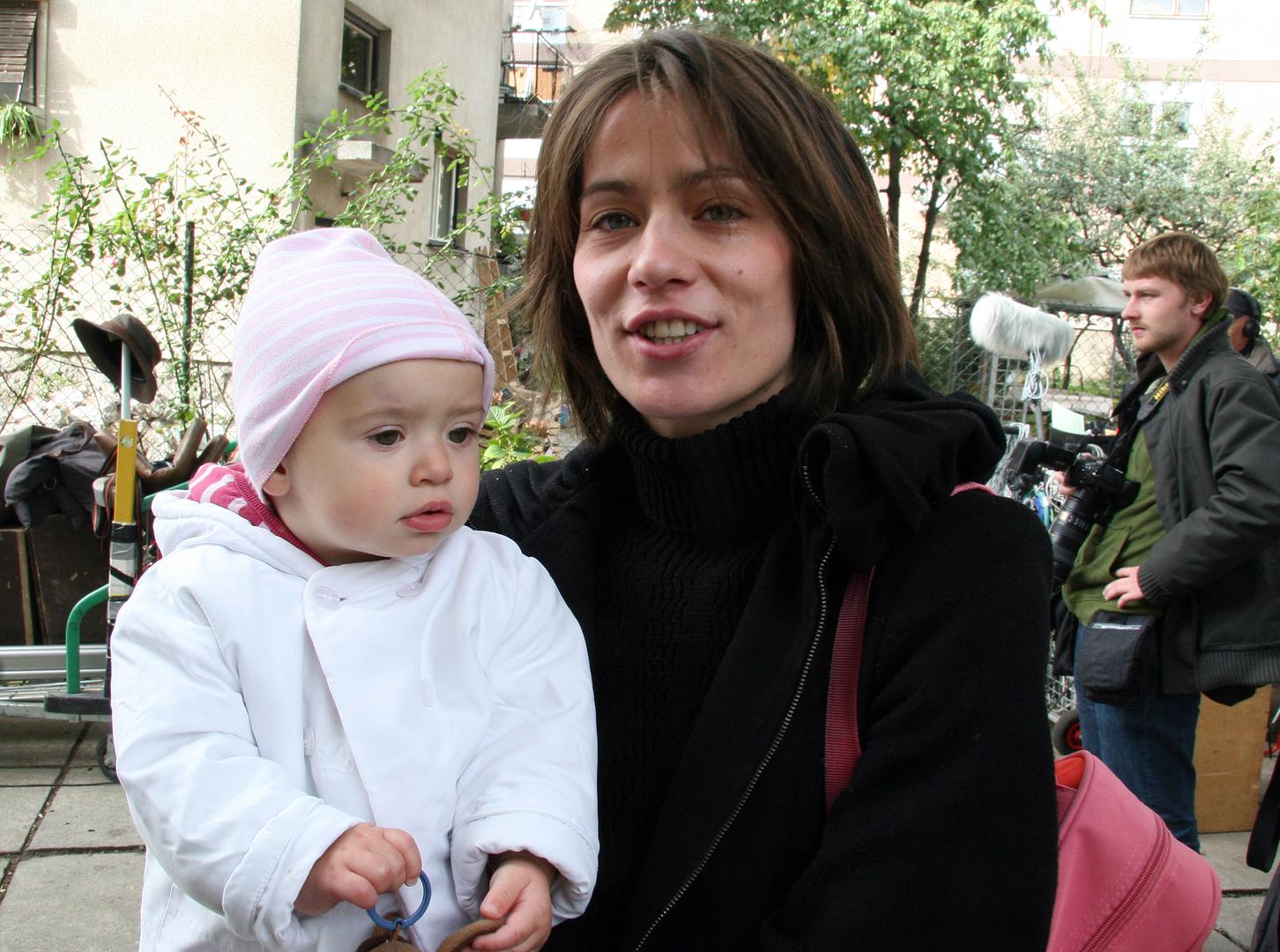 17.10.2009.,Zagreb - Dora Fister Tos sa kcerkicom Evom. Snimanje serije "Odmori se, zasluzio si"rPhoto: Anderej Kreutz/24sata