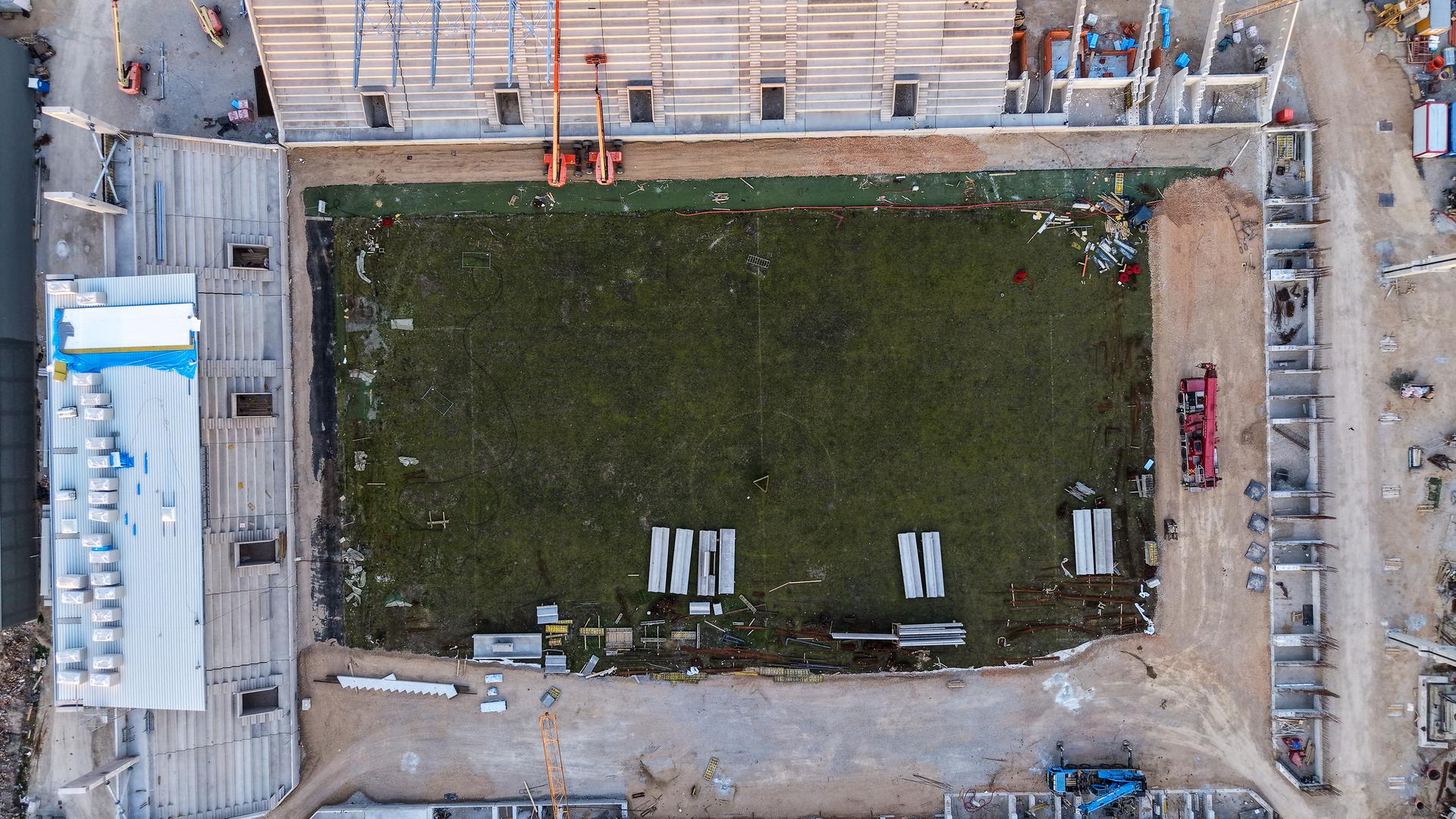 Danas su objavljene nove fotografije stadiona koji sve manje liči na gradilište. Jedna tribina već je gotova i u potpunosti natkrivena, a još dvije tribine izgledaju kao da će uskoro biti dovršene.