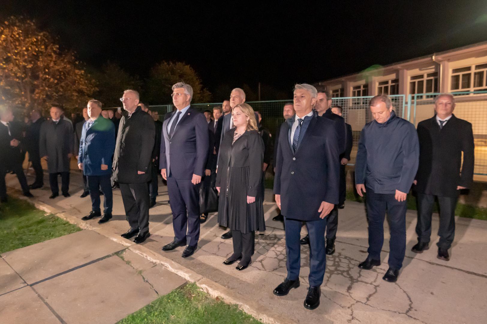17.11.2022., Skabrnja - Polaganje vijenaca i paljenje svijeca uoci sutrasnje obljetnice stradavanja branitelja i civila 1991. godine. potpredsjednik Vlade i ministar unutarnjih poslova Davor Bozinovic, predsjednik Vlade RH Andrej Plenkovic, potpredsjednica Vlade Anja Simpraga Photo: Dino Stanin/PIXSELL
