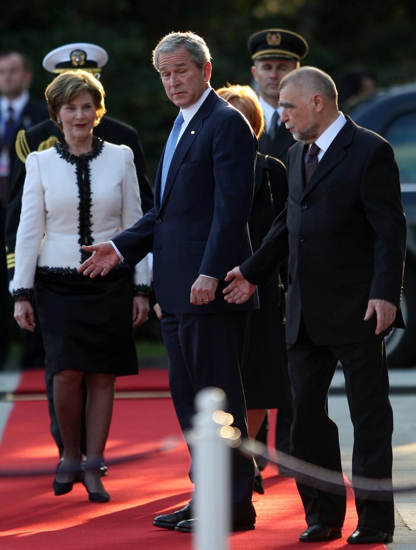 Dok ostali političari na slikama i dalje izgledaju slično, on je prošao vidljivu transformaciju.