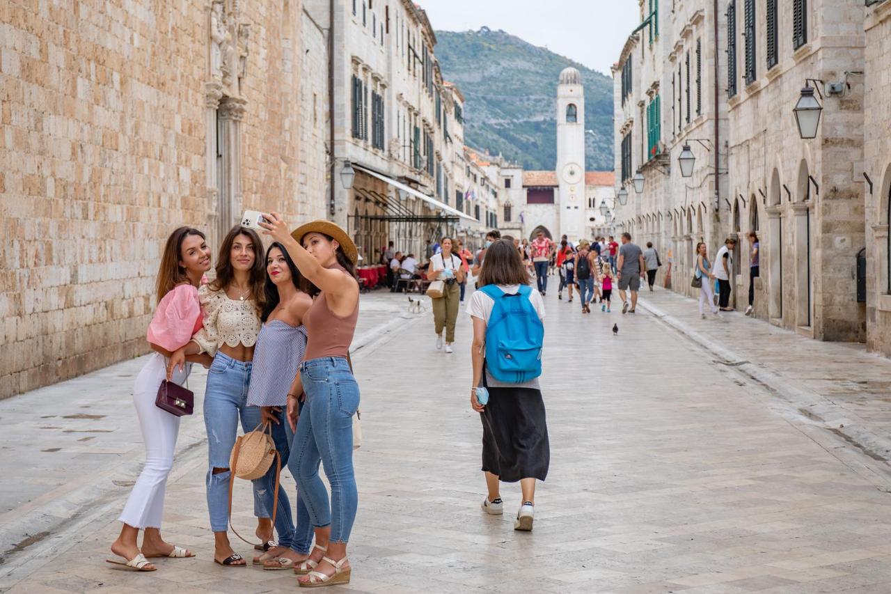 Turiti u razgledavanju Dubrovnika tijekom tmurnog dana